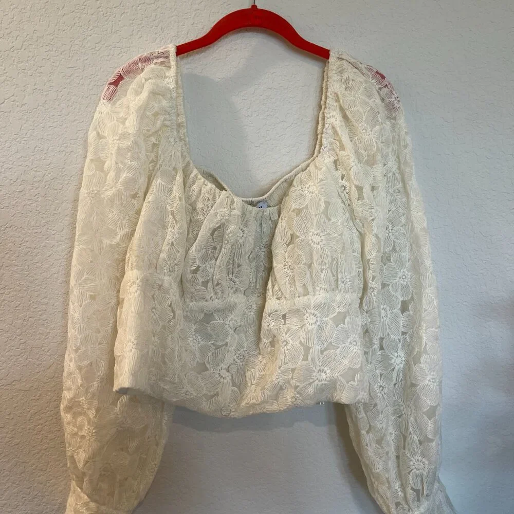 NWT En Saison Floral Lace Crop Long Sleeve Top